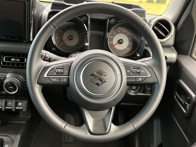 【ステアリングスイッチ】運転中、前方から目線をそらすことなく、オーディオ等の操作が可能な便利機能!安心&快適なドライブを演出してくれます♪