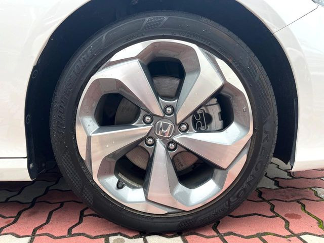 �y����18�C���`�A���~�z�C�[���z�O�ςɃ}�b�`���������A���~�z�C�[���𑕒����Ă���܂��B�e��ЊO�A���~�z�C�[����A�X�^�b�h���X�^�C�����戵�����Ă���܂��B���񂲑��k����������