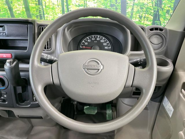 インテリアに合わせたデザインのステアリングは、運転される方のことも考え、運転しやすい形状、大きさです。是非一度、実際に触ってお確かめください。