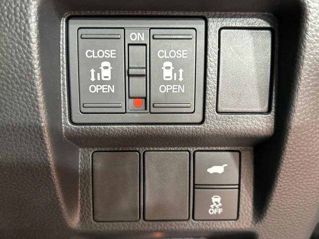 【両側パワースライドドア】スマートキーや運転席のスイッチで後席両側スライドドアの開閉が可能♪電動だから力を入れてドアを開ける必要が無く、小さなお子様でも簡単に開け閉めでき快適です♪
