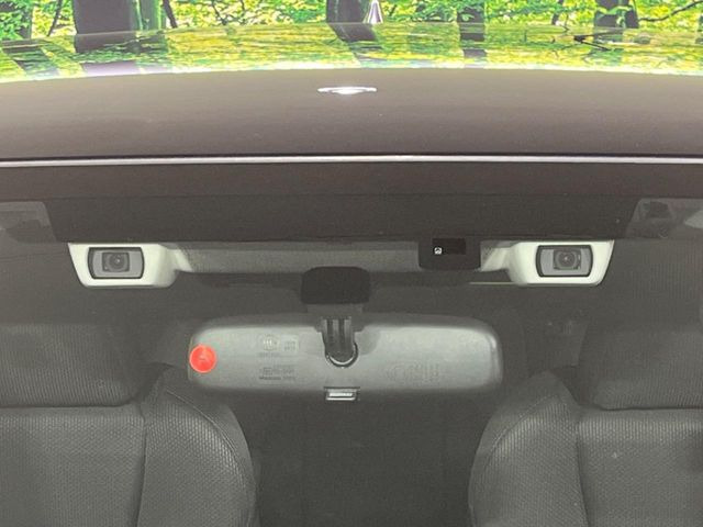 【アイサイトVer2】前方の車両等を検知し、衝突しそうな時は警報で注意を促し、ブレーキを踏む力をサポート。ブレーキを踏めなかった場合は衝突被害軽減ブレーキが作動、衝突回避をサポートします。