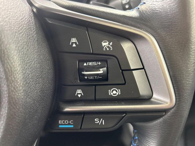【全車速追従機能付クルーズコントロール】高速道路での長距離走行が楽に!!自動で速度を保つクルーズコントロールが、衝突軽減システムと連携し、前方の車両を感知して車間を保つように速度調節してくれます!!