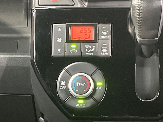 【オートエアコン】一度お好みの温度に設定すれば、車内の温度を検知し風量や温度を自動で調整。暑い&hellip;寒い&hellip;と何度もスイッチ操作をする必要はありません。快適な車内空間には必須の機能ですね♪