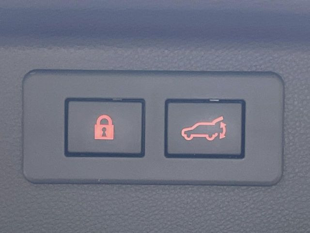【パワーバックドア】スマートキーや運転席のボタンを押すだけでリアゲートが自動で開閉します!荷物を持っている時や、高い位置にあるバックドアを閉める際に便利な機能です♪
