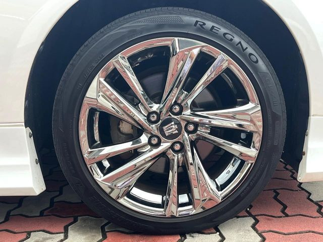 �y�����I�v�V����18�C���`�A���~�z�C�[���z�����I�v�V�����z�C�[���𑕒��B���s���\�̌���ɉ����A�O�ς����X�^�C���b�V���ɂȂ��Ă��܂��B