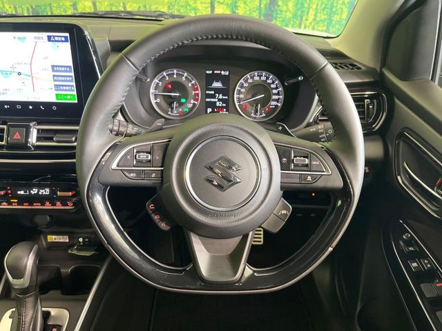 �C���e���A�ɍ��킹���f�U�C���̃X�e�A�����O�́A�^�]�������̂��Ƃ��l���A�^�]���₷���`��A�傫���ł��B�����x�A���ۂɐG���Ă��m���߂��������B