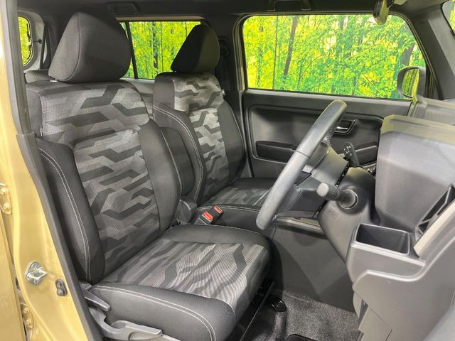 運転席シート廻りは使用感も少なく、良好な状態となっています。前オーナー様が丁寧に使っていたことがよくわかりますね。