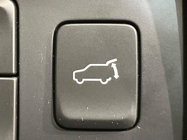 【パワーバックドア】スマートキーや運転席のボタンを押すだけでリアゲートが自動で開閉します!荷物を持っている時や、高い位置にあるバックドアを閉める際に便利な機能です♪