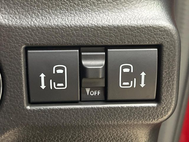 【両側パワースライドドア】スマートキーや運転席のスイッチで後席両側スライドドアの開閉が可能♪電動だから力を入れてドアを開ける必要が無く、小さなお子様でも簡単に開け閉めでき快適です♪
