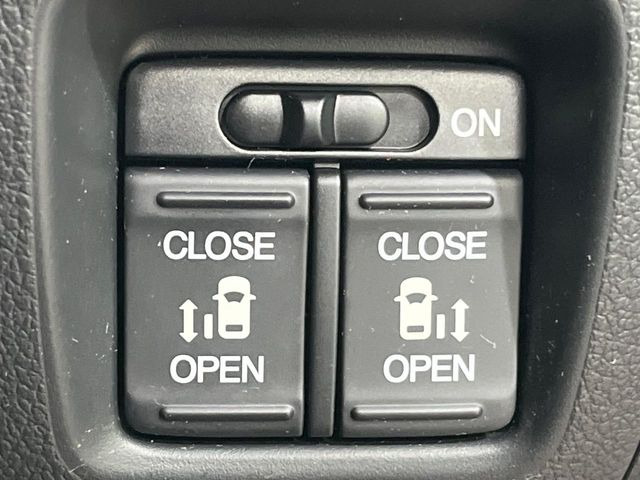 【両側スライドドア】駐車場で隣の車との間隔が狭く乗りにくい時、スライドドアなら安心!ドアオープン時も幅を取らず、開口部が広いので乗り降りがとっても簡単です。大きな荷物の出し入れも後席から可能♪