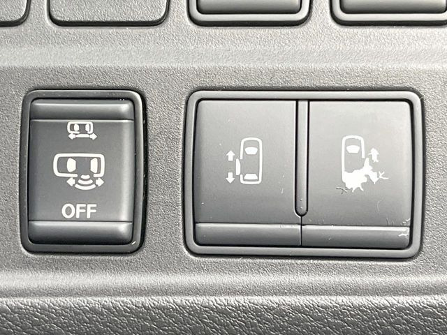 【両側スライドドア】駐車場で隣の車との間隔が狭く乗りにくい時、スライドドアなら安心!ドアオープン時も幅を取らず、開口部が広いので乗り降りがとっても簡単です。大きな荷物の出し入れも後席から可能♪