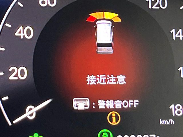 【クリアランスソナー】バンパーに付いたセンサーが障害物を検知!一定の距離に近づくとアラートで教えてくれます♪狭い駐車スペースや車庫入れ時も安心ですね☆