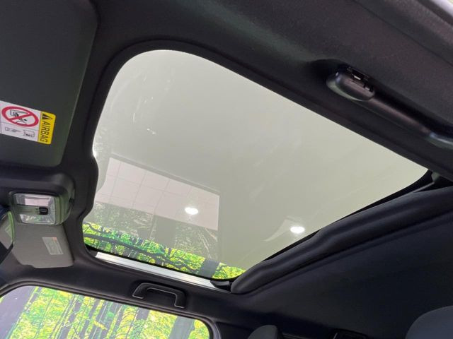 【ガラスルーフ】ガラスルーフ搭載で車内の解放感が一気にアップ!開放的なドライブをお楽しみいただけます。
