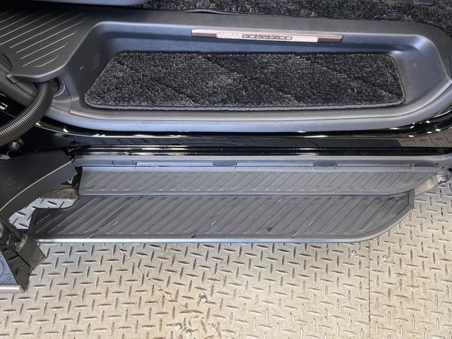 メーカーオプションの【ユニバーサルステップ】を装備。スライドドアと連動したステップにより、小さなお子様の乗り降りがし易くなります♪