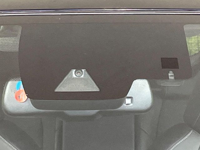 【トヨタセーフティセンス】走行中に前方の車両等を認識し、衝突しそうな時は警報とブレーキで衝突回避と被害軽減をアシスト。より安全にドライブをお楽しみいただけます。
