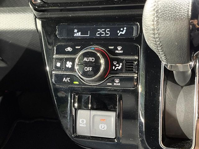 【オートエアコン】一度お好みの温度に設定すれば、車内の温度を検知し風量や温度を自動で調整。暑い&hellip;寒い&hellip;と何度もスイッチ操作をする必要はありません。快適な車内空間には必須の機能ですね♪