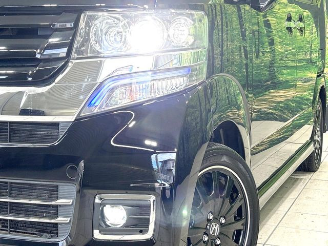 【HIDヘッドライト】非常に明るく前方を照らしてくれるので、悪天候や夜間の走行時も視界良好で安心してお乗りいただけます。