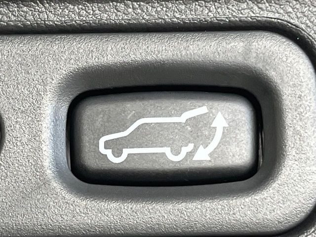 【パワーバックドア】スマートキーや運転席のボタンを押すだけでリアゲートが自動で開閉します!荷物を持っている時や、高い位置にあるバックドアを閉める際に便利な機能です♪