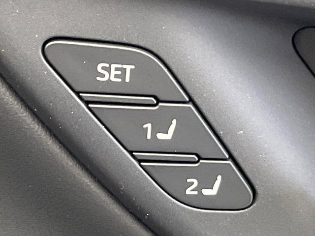 【メモリー機能付きパワーシート】ドライバーごとに設定したシート位置を記憶して、ボタン一つで切り替えできる便利な機能!運転する方が複数名いらっしゃるご家庭におすすめです♪