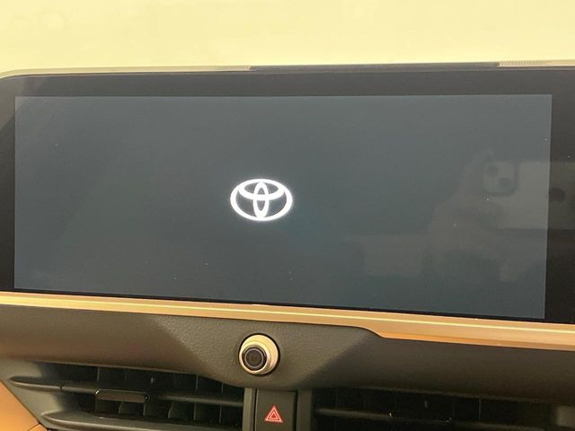 【メーカー純正ナビ】インテリアに溶け込むスタイリッシュな「専用設計」メーカーナビを装備♪視認性や操作性など基本性能にも優れ、より上質なカーライフをお楽しみいただけます。