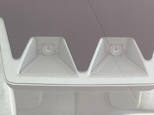 【スマートアシスト】走行中に前方の車両等を認識し、衝突しそうな時は警報とブレーキで衝突回避と被害軽減をアシスト。より安全にドライブをお楽しみいただけます。