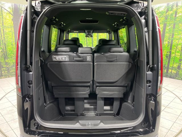 普段のお買い物や通勤、送迎等に十分な荷室スペースを確保しております。サードシートを倒すと、大きな荷物の積載も可能です♪