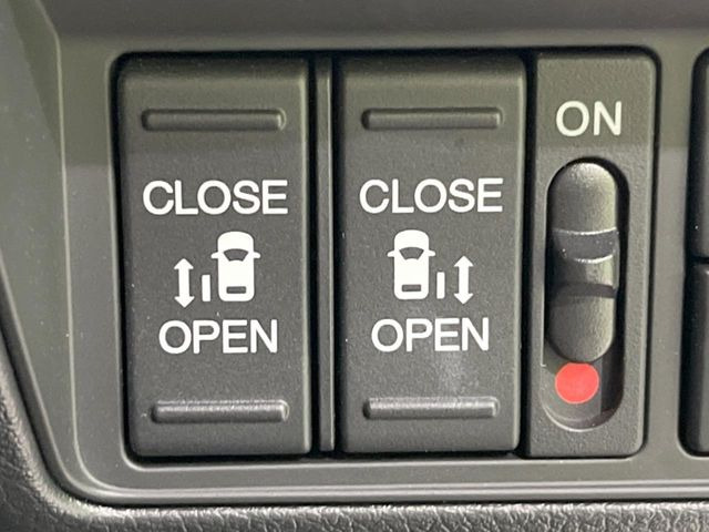 【両側パワースライドドア】スマートキーや運転席のスイッチで後席両側スライドドアの開閉が可能♪電動だから力を入れてドアを開ける必要が無く、小さなお子様でも簡単に開け閉めでき快適です♪
