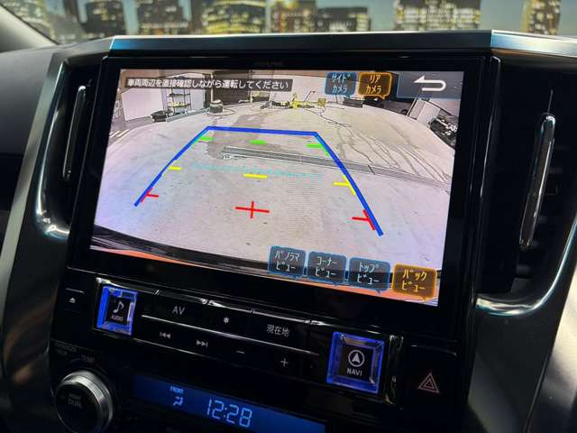 【バックカメラ】運転席から画面上で安全確認ができます。駐車が苦手な方にもオススメな便利機能です。