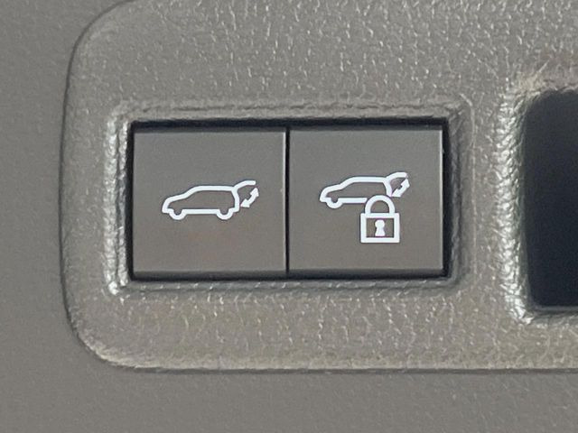【パワーバックドア】スマートキーや運転席のボタンを押すだけでリアゲートが自動で開閉します!荷物を持っている時や、高い位置にあるバックドアを閉める際に便利な機能です♪