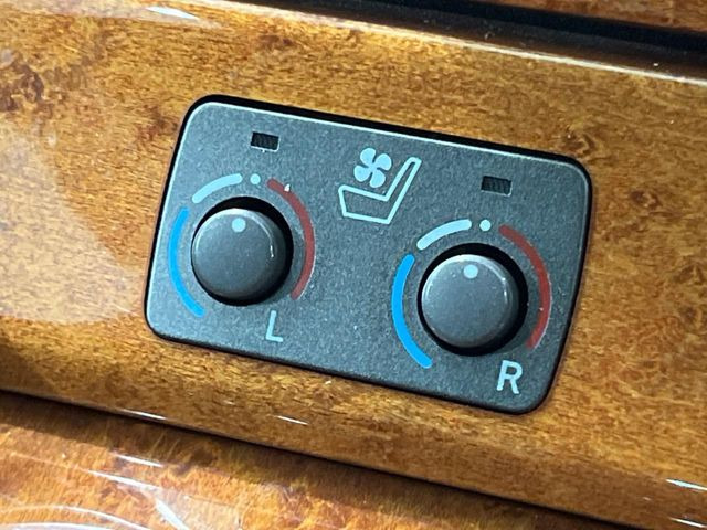 【シートヒーター&ベンチレーション】夏場は涼しい風でお尻や背中の熱やムレを防ぎ、冬はエアコンよりも早く温まってポカポカに!季節を問わず快適に過ごせます。