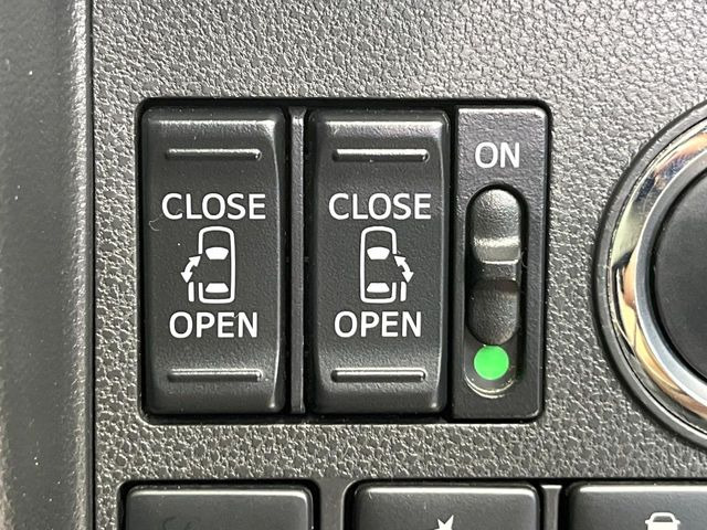 【両側パワースライドドア】スマートキーや運転席のスイッチで後席両側スライドドアの開閉が可能♪電動だから力を入れてドアを開ける必要が無く、小さなお子様でも簡単に開け閉めでき快適です♪