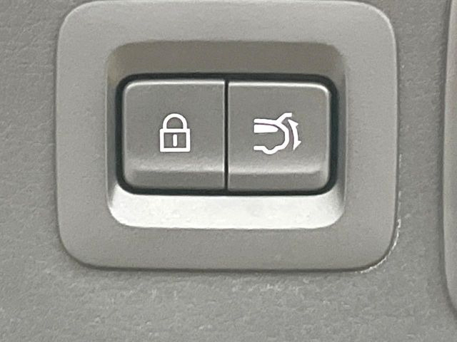 【パワーバックドア】スマートキーや運転席のボタンを押すだけでリアゲートが自動で開閉します!荷物を持っている時や、高い位置にあるバックドアを閉める際に便利な機能です♪