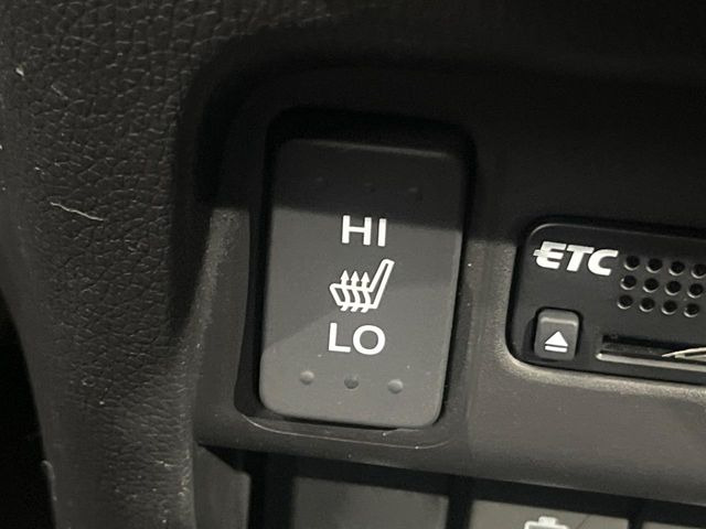 【シートヒーター】寒い日に重宝するシートヒーター!エアコンより早く温まってくれるので寒がりの人も安心ですね♪エアコンの温風は乾燥するから苦手、という方にもをおすすめです。