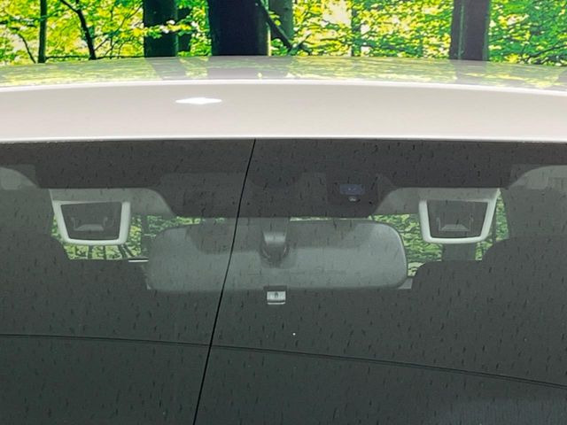 【アイサイト】前方の車両等を検知し、衝突しそうな時は警報で注意を促し、ブレーキを踏む力をサポート。ブレーキを踏めなかった場合は衝突被害軽減ブレーキが作動、衝突回避をサポートします。