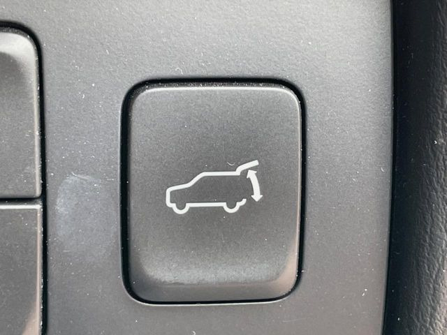 【パワーバックドア】スマートキーや運転席のボタンを押すだけでリアゲートが自動で開閉します!荷物を持っている時や、高い位置にあるバックドアを閉める際に便利な機能です♪