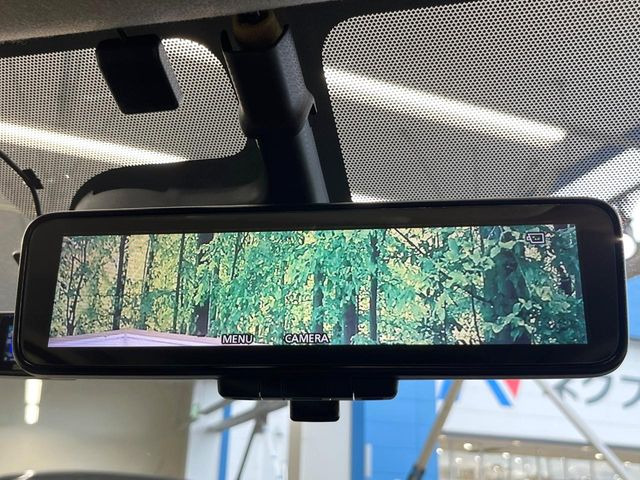 【インテリジェントルームミラー】後席の大きな荷物や同乗者で後方が確認しづらい時でも安心!カメラが撮影した車両後方の映像をルームミラー内に表示。クリアな視界で状況の確認が可能です!