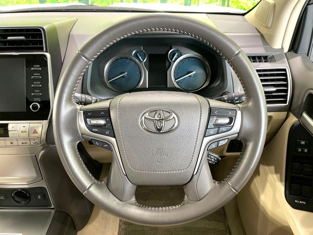 �C���e���A�ɍ��킹���f�U�C���̃X�e�A�����O�́A�^�]�������̂��Ƃ��l���A�^�]���₷���`��A�傫���ł��B�����x�A���ۂɐG���Ă��m���߂��������B
