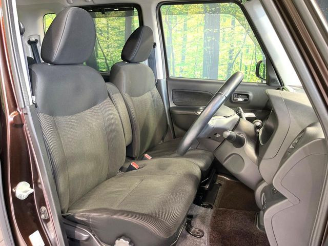 運転席まわりには十分なスペースがあり、大柄な方でもゆったり運転していただける環境です。