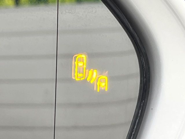 【ブラインドスポットモニター】走行中、ドアミラーの死角になりやすい箇所に後続車が接近するとサイドミラーのレンズに警告を表示!ドライバーに注意喚起をしてくれます。