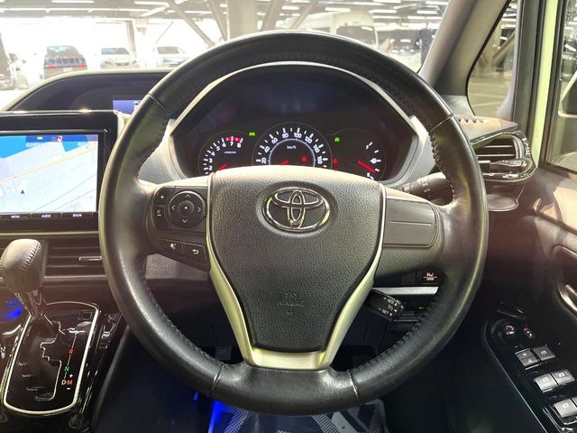 【純正革巻きステアリング】上質な革を使用することで、手にしっかり馴染みとても運転しやすいハンドルです♪