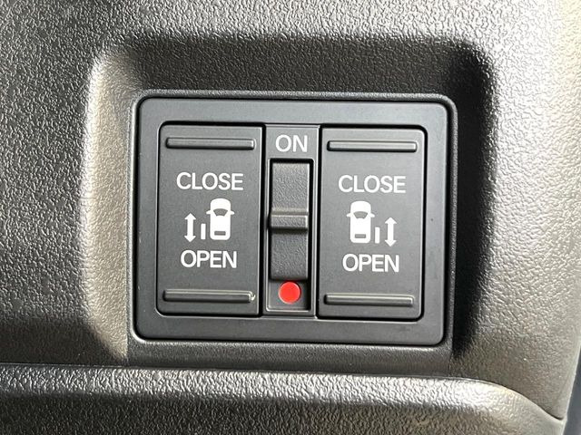 【両側パワースライドドア】スマートキーや運転席のスイッチで後席両側スライドドアの開閉が可能♪電動だから力を入れてドアを開ける必要が無く、小さなお子様でも簡単に開け閉めでき快適です♪