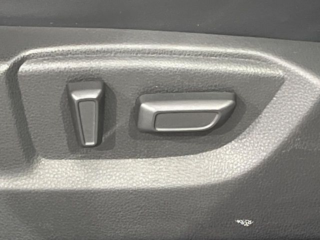【パワーシート】スイッチ一つで簡単にシートの微調整が可能!電動だから力もいりません!快適なシートポジションにセットして、快適なドライブをお楽しみください。