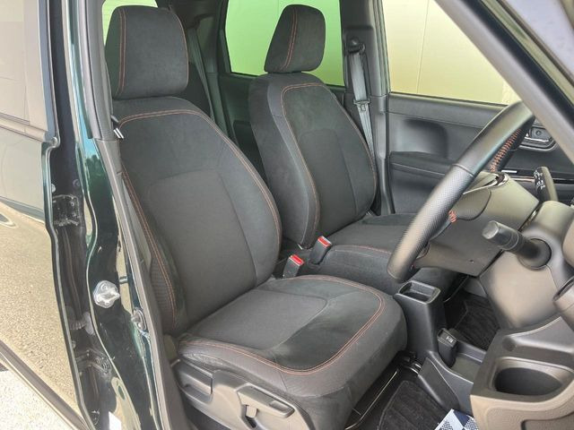 運転席まわりには十分なスペースがあり、大柄な方でもゆったり運転していただける環境です。
