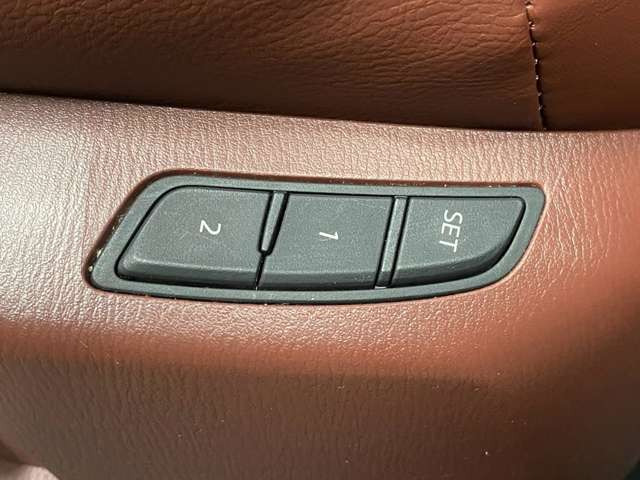 【運転席ポジションメモリー付パワーシート】ワンタッチで記憶させていたシートの前後・リクライニングはもちろん、シートリフターも備えます☆快適なドライブをお楽しみ下さい♪