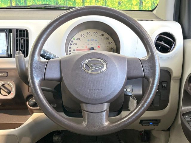 �C���e���A�ɍ��킹���f�U�C���̃X�e�A�����O�́A�^�]�������̂��Ƃ��l���A�^�]���₷���`��A�傫���ł��B�����x�A���ۂɐG���Ă��m���߂��������B