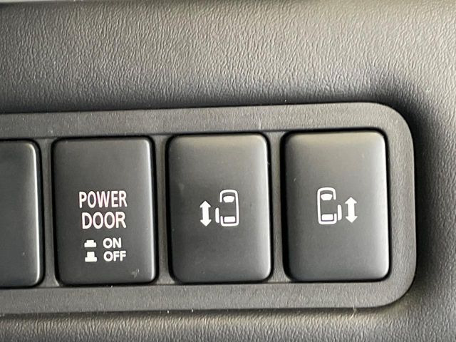 【両側パワースライドドア】スマートキーや運転席のスイッチで後席両側スライドドアの開閉が可能♪電動だから力を入れてドアを開ける必要が無く、小さなお子様でも簡単に開け閉めでき快適です♪
