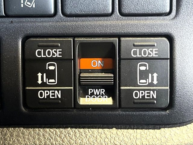 【両側パワースライドドア】スマートキーや運転席のスイッチで後席両側スライドドアの開閉が可能♪電動だから力を入れてドアを開ける必要が無く、小さなお子様でも簡単に開け閉めでき快適です♪