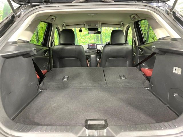 普段のお買い物や通勤、送迎等に十分な荷室スペースを確保しております。セカンドシートを倒すと、大きな荷物の積載も可能です♪