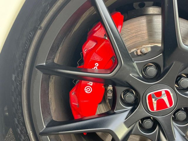 【ブレンボ製キャリパー】ハイパワー車両には強力なブレーキが必須!世界のスーパーカーにも採用されるイタリアの高級メーカー「ブレンボ」を装着!色鮮やかなキャリパーがスポーティな印象を引き立てます♪