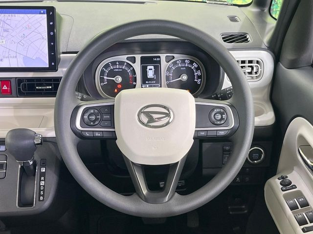 インテリアに合わせたデザインのステアリングは、運転される方のことも考え、運転しやすい形状、大きさです。是非一度、実際に触ってお確かめください。